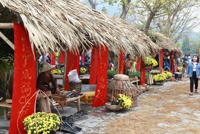 Chợ Tết quê thu hút khách du lịch nước ngoài khi họ được trải nghiệm không khí ngày xuân của Việt Nam

