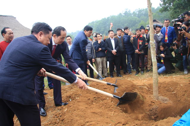 Chủ tịch nước trồng cây lưu niệm tại làng dân tộc Mường