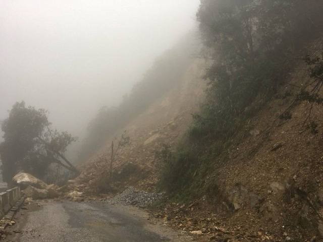 Hàng trăm khối đất đá vùi lấp mặt đường gây chia cắt tuyến đường từ Cửa khẩu Cầu Treo về huyện Hương Sơn và ngươc lại