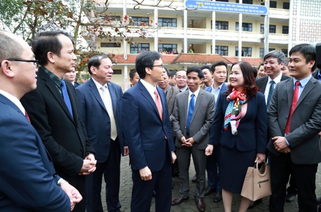 Phó Thủ tướng Chính phủ Vũ Đức Đam thăm và động viên chia sẻ cùng đội ngũ cán bộ giảng viên, nhân viên trường Cao Đẳng sư phạm tỉnh Quảng Trị.