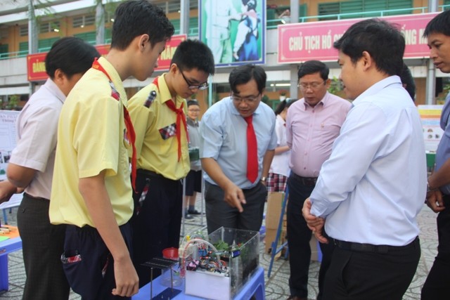HS Trường THCS Phan Tây Hồ, quận Gò Vấp đang giới thiệu về các sản phẩm STEM