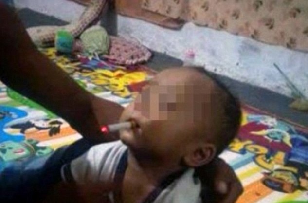 Bố có thể đi tù vì ép con 9 tháng tuổi hút thuốc lá để chụp ảnh