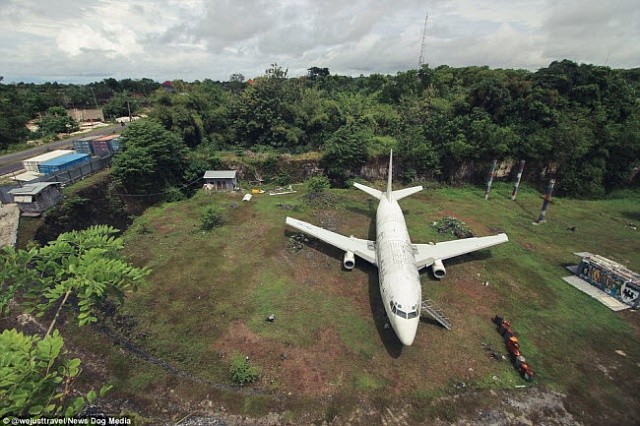 Du khách đổ xô khám phá máy bay bỏ hoang giữa cánh đồng