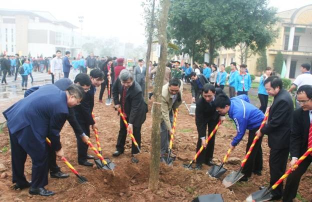 Các đại biểu tham gia trồng cây tại khuôn viên nhà trường