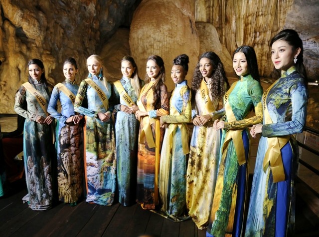  Bộ áo dài truyền thống với những hoạ tiết hoa văn thạch nhũ được các hoa hậu hòa bình khắp thế giới trình diễn tại Động Thiên Đường ở cuộc thi Miss Grand International 2017.