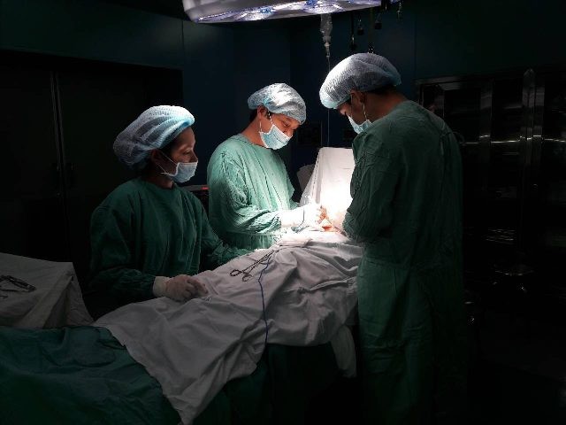 Ê kíp các bác sĩ chuyên khoa đang tiến hành ca phẫu thuật hiếm gặp cứu sống BN Hoàng Thị Nh 