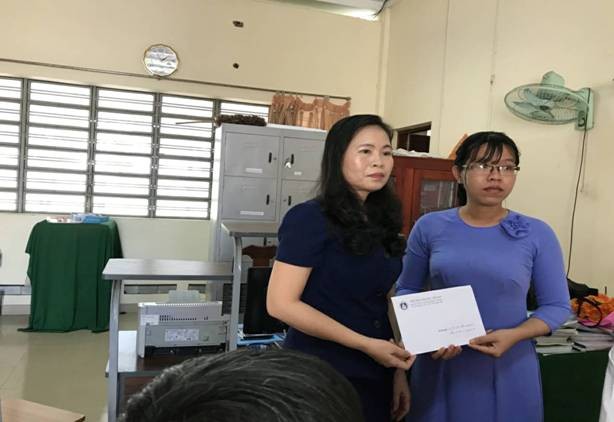 Phó Chủ tịch CĐGD Việt Nam, Nguyễn Thị Bích Hợp trao quà động viên của CĐGD Việt Nam cho cô Bùi Thị Cẩm Nhung

