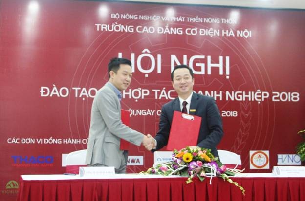 Hiệu trưởng Đồng Văn Ngọc trao đổi ký kết chương trình hợp tác tuyển sinh và đào tạo với doanh nghiệp
