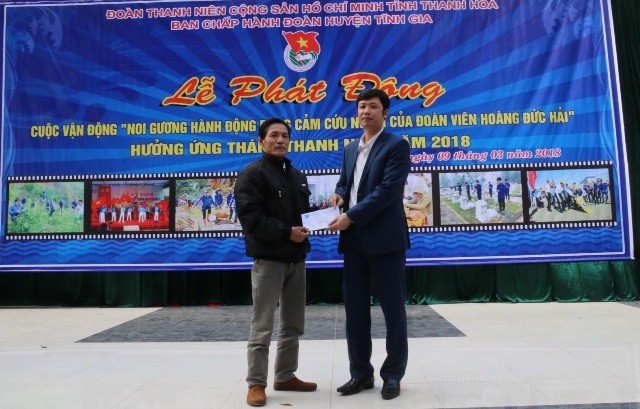  Bí thư tỉnh đoàn Thanh Hóa trao quà hỗ trợ gia đình sinh viên Hoàng Đức Hải.

