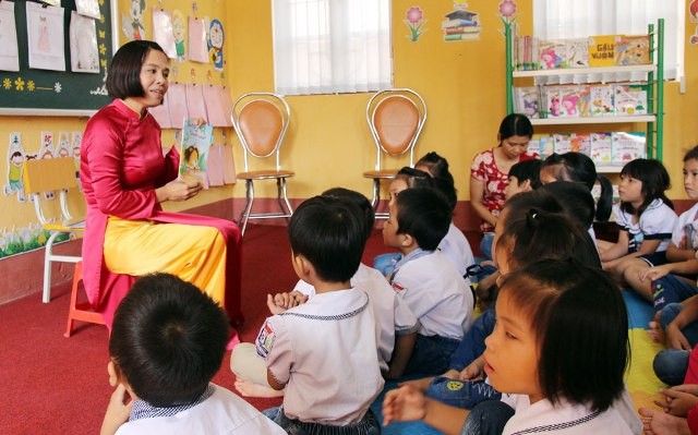 Hướng dẫn học sinh đọc sách tại "Thư viện Thân thiện" Trường Tiểu học Xuân Phú (Yên Dũng).