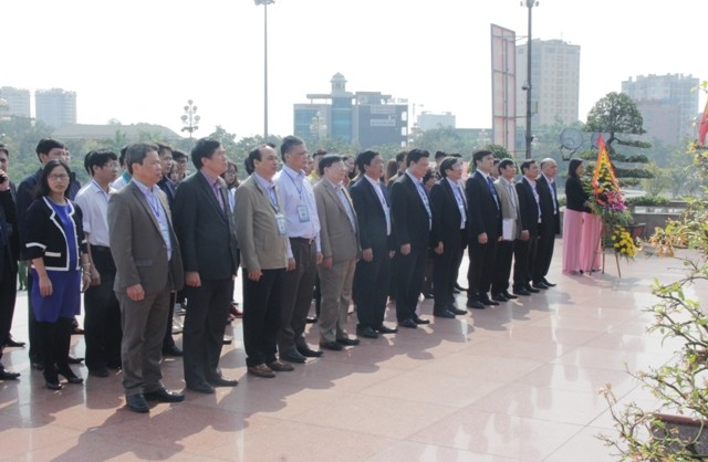 Thứ trưởng Bộ GD&ĐT Nguyễn Hữu Độ cùng đoàn công tác, đại diện 34 đoàn dự thi KHKT dâng hương, dâng hoa tưởng niệm Chủ tịch Hồ Chí Minh