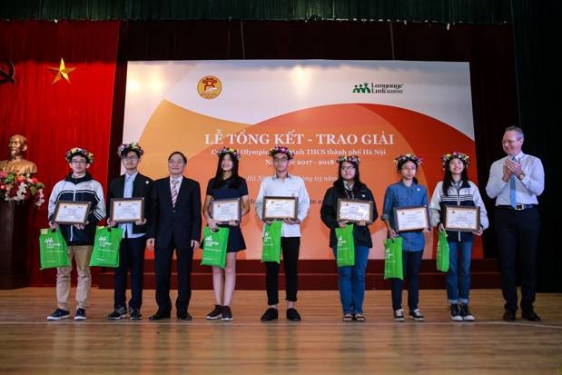Ban tổ chức trao giải cho các thí sinh đoạt giải