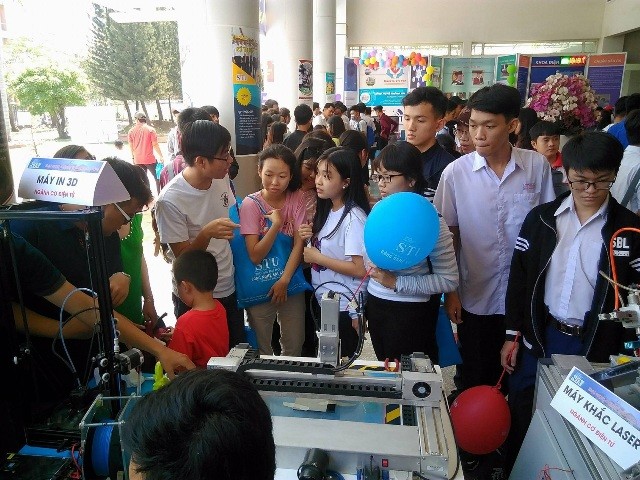 Các học sinh có dịp tham quan các gian hàng triển lãm của các Khoa, ngành nghề đào tạo của trường STU.