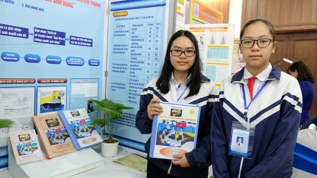 Hai em Nguyễn Diệu Huyền và Mai Ngọc Như giới thiệu truyện tranh Gạc Ma