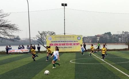 Trận thi đấu môn Bóng đá nữ giữa hai đội THPT Thanh Thủy (áo vàng) và Trường THPT Chuyên Hùng Vương

