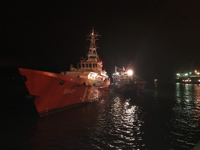 Sau nhiều giờ lai dắt, lực lượng cứu nạn đã đưa tàu cá NA 90909 cùng 8 ngư dân về đất liền