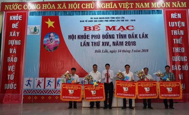 Ông Phạm Đăng Khoa - Giám đốc Sở trao cờ cho 5 đơn vị tổ chức tốt HKPĐ cấp cơ sở