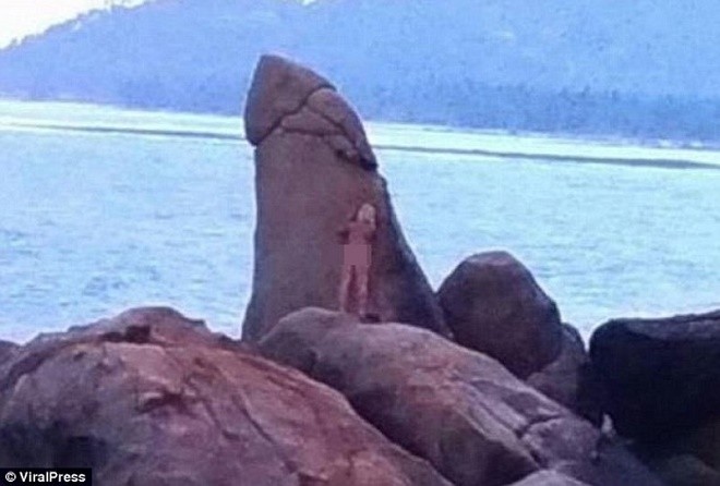 Người phụ nữ khỏa thân ôm tảng đá “của quý” ở Thái Lan gây bức xúc