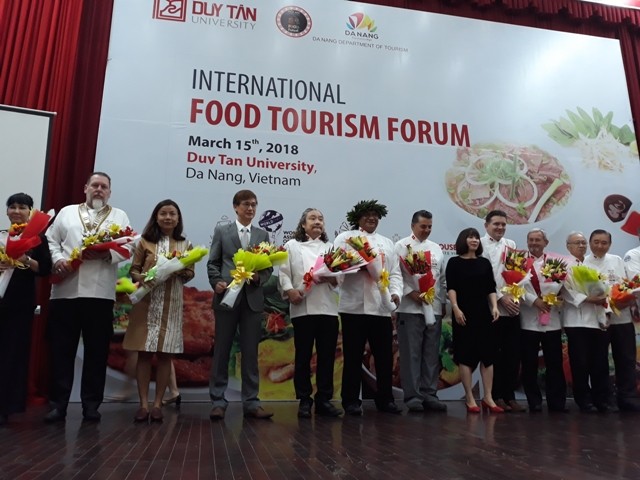 Hội thảo có sự tham gia của đại diện Hiệp hôi đầu bếp thế giới và 12 đầu bếp đến từ các quốc gia và vùng lãnh thổ trên thế giới.