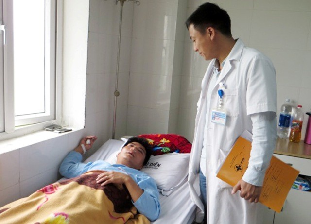  Thầy Đặng Minh Thủy đang được điều trị, theo dõi tại Bệnh viện Đa khoa Phủ Diễn