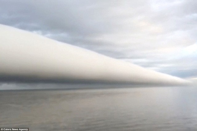 Kỳ lạ dải mây cuộn khổng lồ vắt ngang trời như ống nước