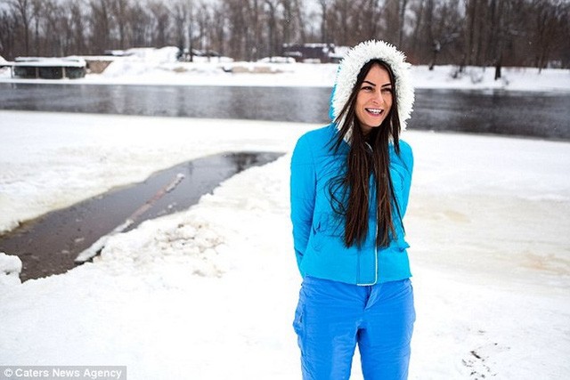 Cô gái Ukraine tắm sông băng để xinh đẹp hơn