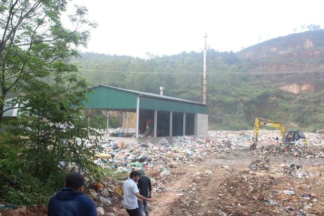 Người dân tập trung chặn xe chở rác vào bãi rác Phượng Hoàng sáng ngày 17/3.