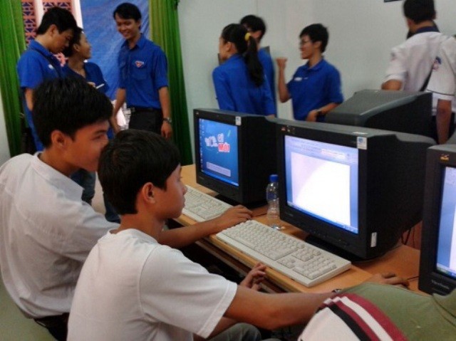 Ban tổ chức trao tặng phòng máy cho học sinh vùng ngoại thành ở TPHCM năm 2017

