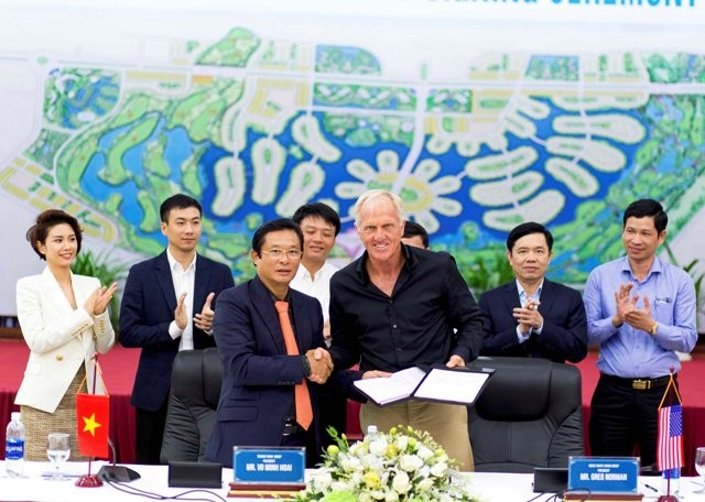 Ông Võ Minh Hoài chủ tịch tập đoàn Trường Thịnh và ông Greg Norman – một golf thủ huyền thoại ký kết hợp tác khảo sát, xây dựng sân golf.