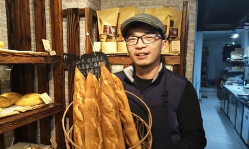 Chàng trai Trung Quốc bỏ bằng thạc sĩ y khoa đi nướng bánh mì