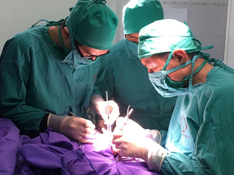 Các bác sĩ đang thực hiện ca phẫu thuật hạ lại tinh hoàn cho bé trai 2 tuổi, ảnh: Bệnh viện Sản Nhi