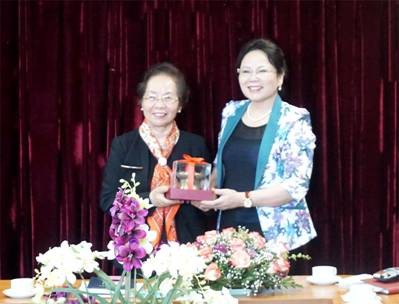 Lãnh đạo Hội Khuyến học tỉnh Phú Thọ tặng biểu tượng Trống đống cho Hội Khuyến học Việt Nam