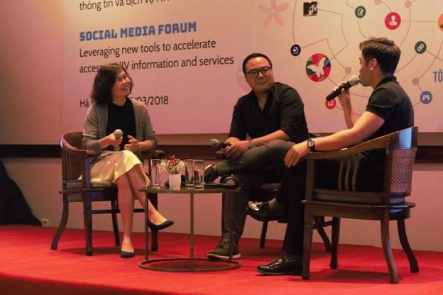 Bà Trần Thị Thắm  và ông Quốc Bảo chuyên gia hoạch định truyền thông mạng xã hội của T&A Oglvy trao đổi về vai  trò của mạng xã hội trong kiểm soát dịch bệnh