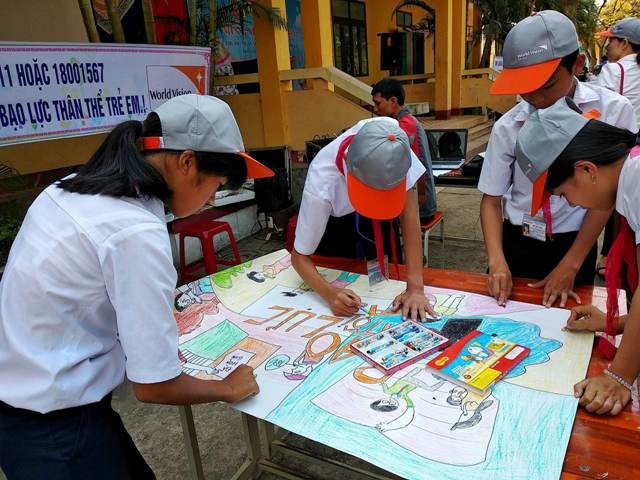 Các em học sinh đang cùng nhau vẽ nên một bức tranh kêu gọi sự chung tay của các cá nhân, tổ chức lên tiếng bảo vệ, che chở trẻ em trước mối nguy hiểm của xã hội.