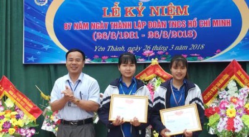 Hai nữ sinh Dương Thị Bình và Nguyễn Thị Vân được biểu dương vì trả lại của rơi cho người đánh mất.

