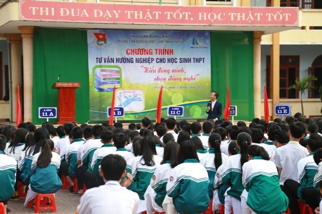  Một buổi tư vấn hướng nghiệp cho học sinh trường THPT Đồng Hới do Trung tâm dịch vụ việc làm Thanh niên tỉnh Quảng Bình tổ chức.

