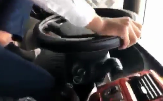 Hình ảnh lái xe điều khiển xe ô tô bằng một tay và gác một chân lên ghế lái được chia sẻ trên mạng xã hội.

