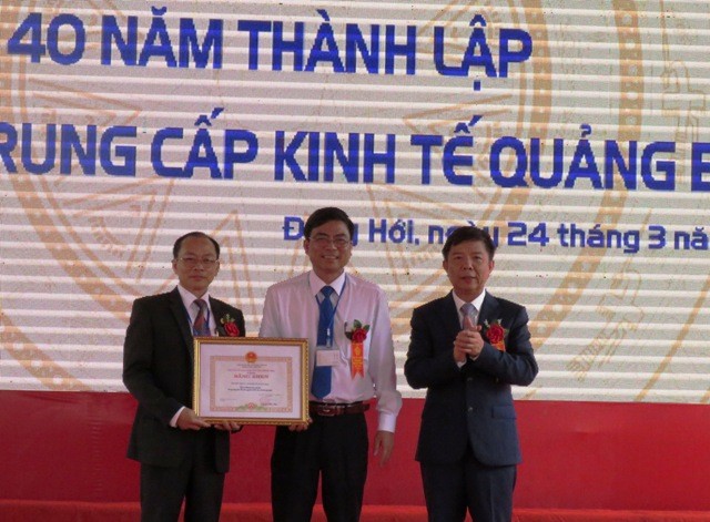  Ông Nguyễn Hữu Hoài, chủ tịch UBND tỉnh Quảng Bình trao bằng khen của tỉnh cho lãnh đạo trường Trung cấp Kinh tế Quảng Bình nhân kỷ niệm 40 năm thành lập trường.