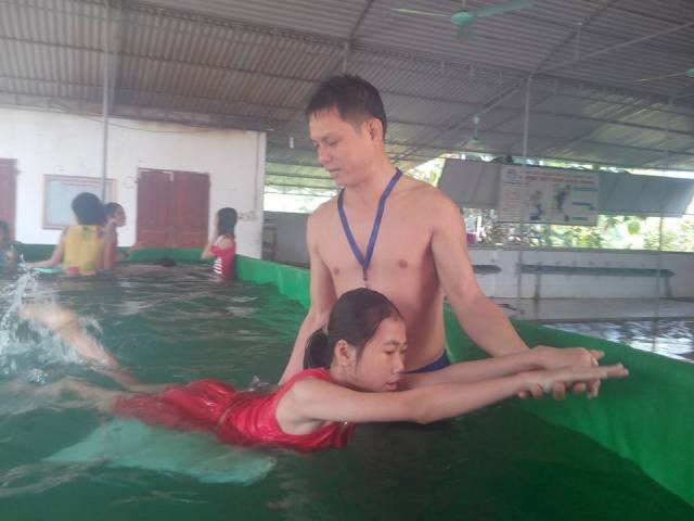 Dạy bơi cho học sinh trong bể bơi mini tại trường Tiểu học thị trấn Anh Sơn (huyện Anh Sơn, Nghệ An)