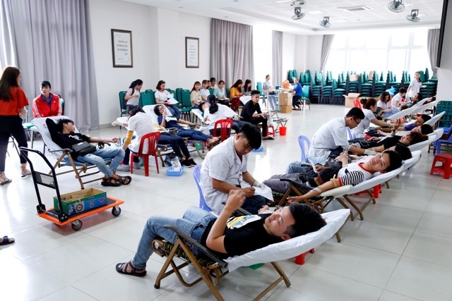Ngày hội hiến máu tình nguyện thu hút đông đảo cán bộ, giảng viên, sinh viên Trường ĐH Đông Á tham gia.