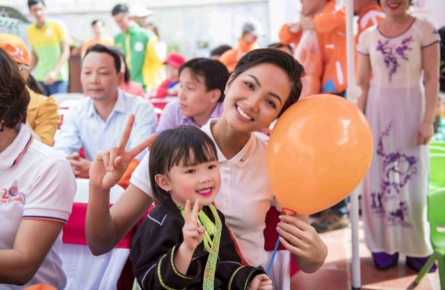 Vẻ đẹp thân thiện của hoa hậu H’Hen Niê trao tặng trường mầm non tại Lạng Sơn