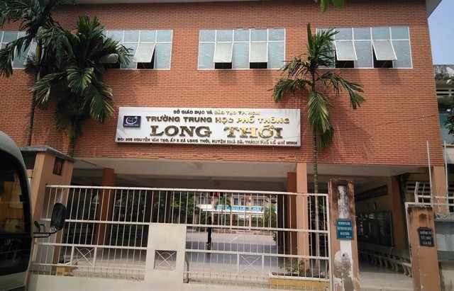 Cổng trường Trường THPT Long Thới (huyện Nhà Bè, TPHCM)