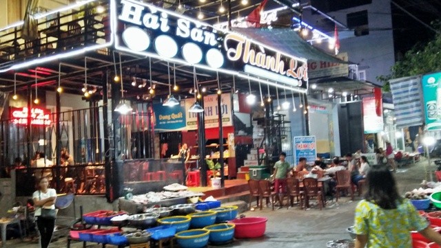 Chợ đêm khu cầu cảng Lý Sơn luôn tất nập khách du lịch