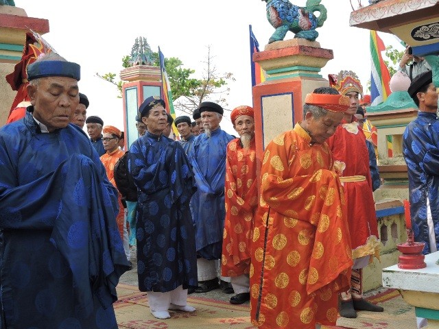 Các bô lão tiến hành nghi thức cúng cầu mùa tại Đình Làng An Hải và Khu nghĩa tự .