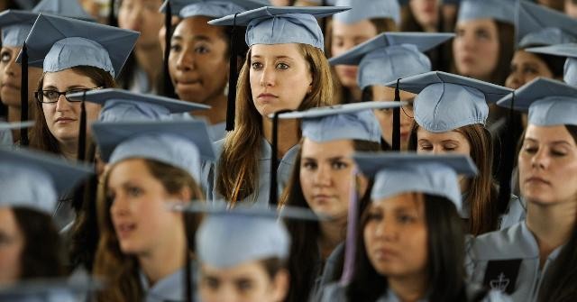Nữ sinh viên Mỹ nặng gánh nợ nần