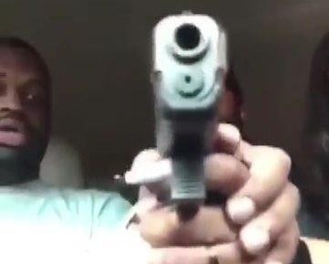 Bị bắn trúng đầu trong khi livestream facebook vì súng đã lên đạn