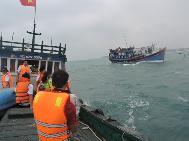Tàu HQ 365 lai dắt tàu cá bị nạn cùng các ngư dân về đảo Lý Sơn.