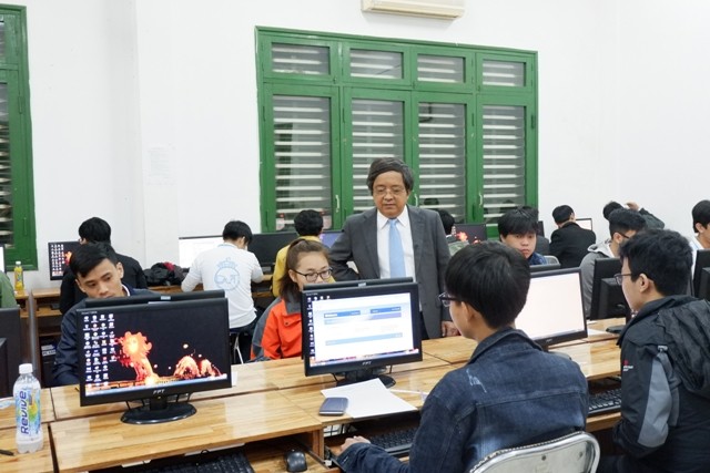  GS.TS Trần Văn Nam – Giám đốc ĐH Đà Nẵng động viên thí sinh là HS THPT trước giờ thi chính thức