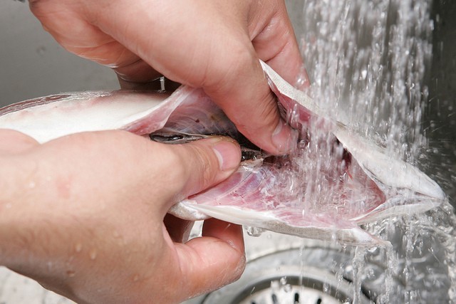 Rửa mấy lần xà phòng mà tay vẫn tanh rình mùi cá thì chỉ cần lấy tuýp kem này ra dùng thôi