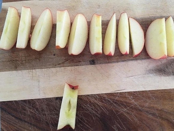 Mẹo cắt táo siêu nhanh và để trong 8 giờ không bị thâm